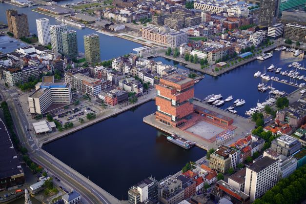 Ballonvaart over Het MAS, of Museum aan de Stroom, is een museum in Antwerpen dat op 14 mei 2011 opende. Het MAS heeft acht tentoonstellingsruimtes en een collectie van circa 500.000 objecten. De focus van het MAS is de verbondenheid tussen Antwerpen en de wereld. De geschiedenis, kunst en cultuur van de havenstad Antwerpen, de internationale handel en scheepvaart en kunst en cultuur