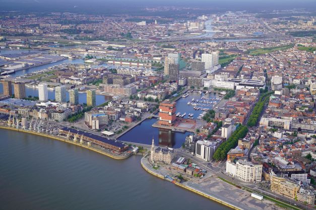 Ballonvaart over het Mas in Antwerpen de ballonvaarder wist de ballon mooi over het Mas te sturen.