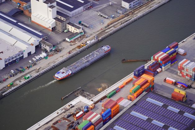 Vaar mee over de dokken van de haven van Antwerpen